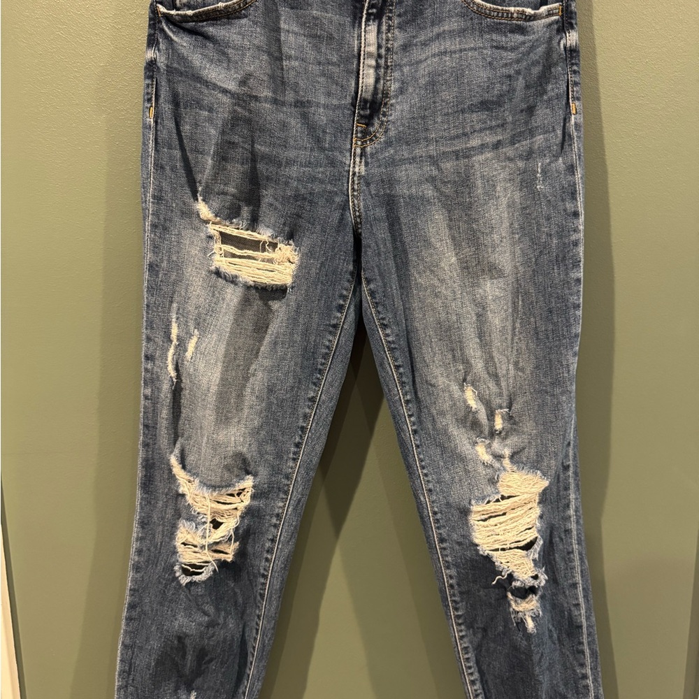 Casual Distressed Boyfriend Jeans in Classic Blue